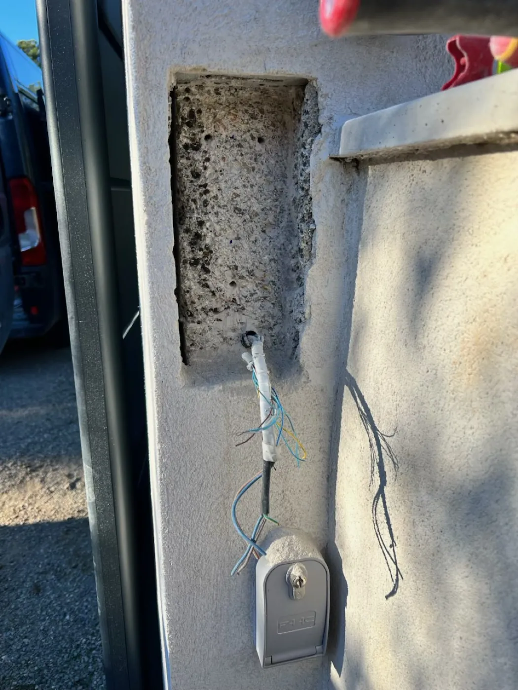 Niche de l'ancienne platine ouverte, câbles d'alimentation en attente.