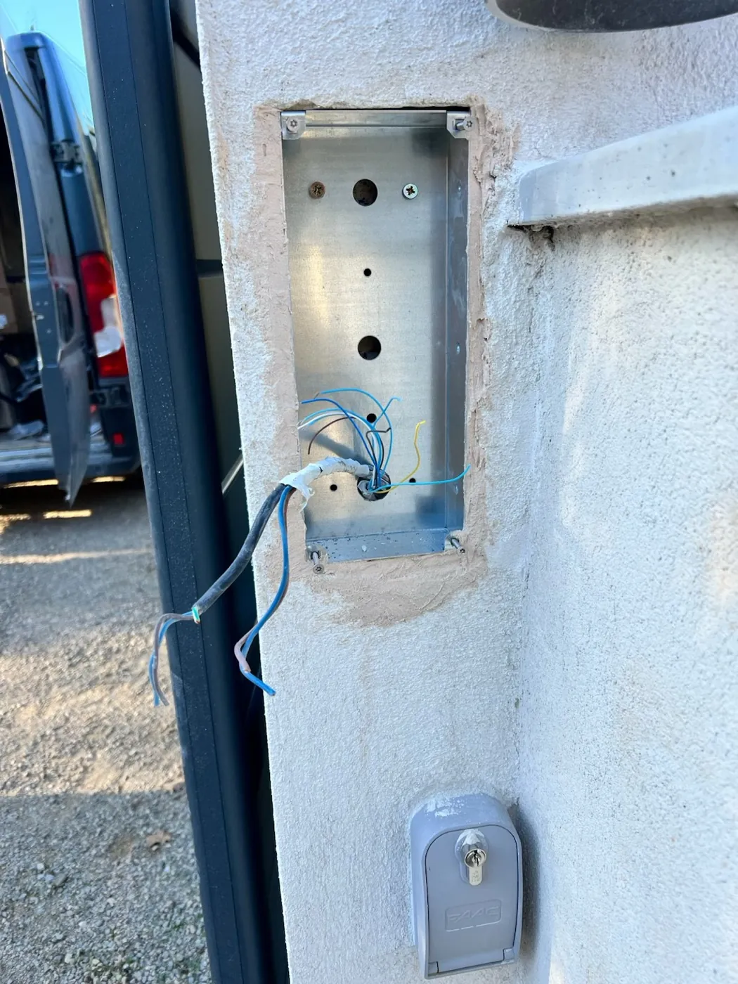 Nouveau boîtier d'encastrement scellé dans le pilier et recâblé.