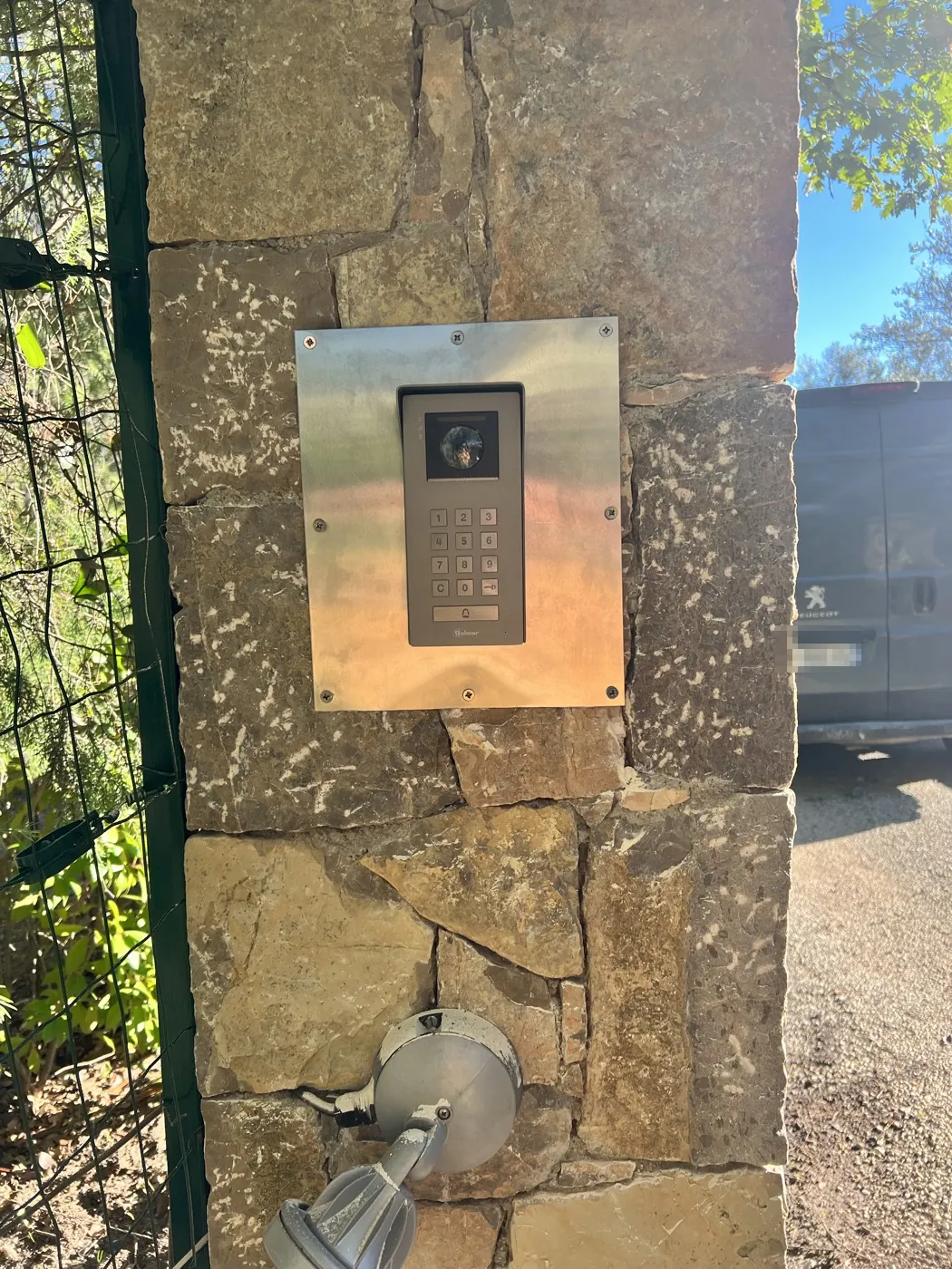 Visiophone Golmar installé sur le pilier en pierre : caméra et clavier à code sur plaque inox.
