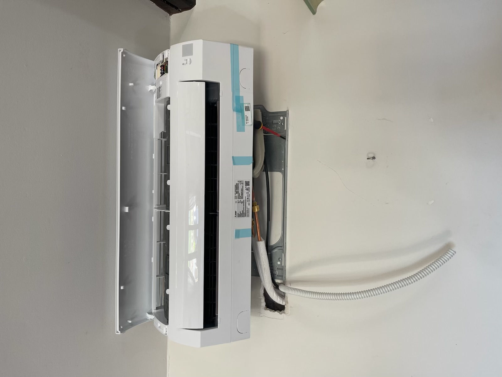 Unité intérieure Mitsubishi Electric raccordée, protections encore en place