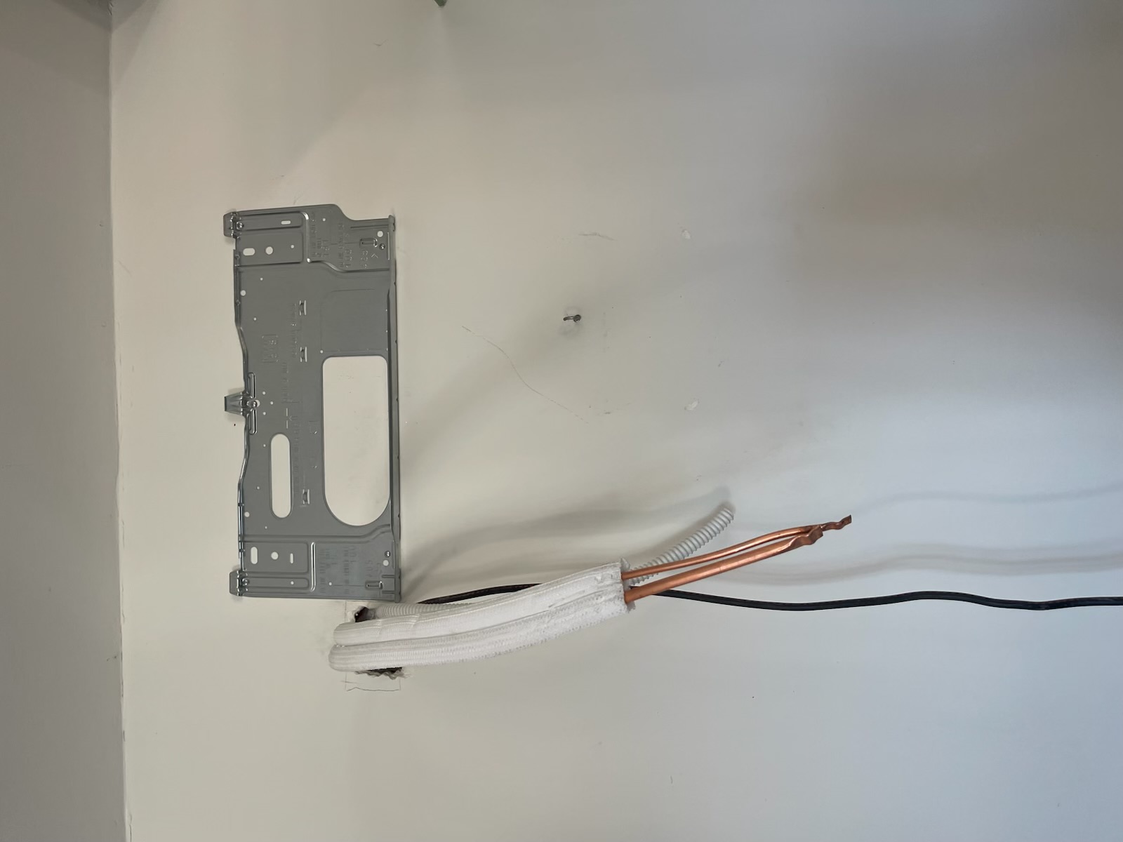 Platine de fixation posée au mur avant la pose de l'unité intérieure