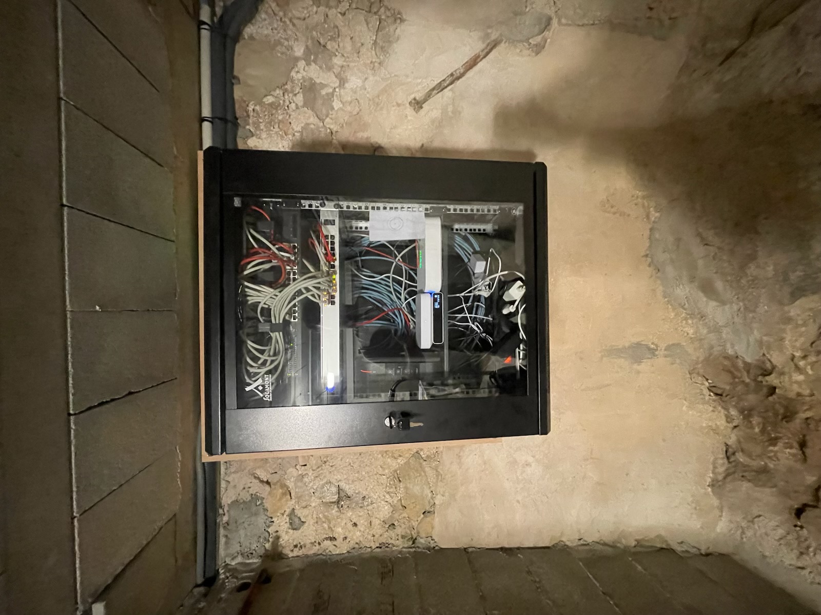 Armoire réseau installée lors du chantier d'alarme et de vidéosurveillance à Lorgues