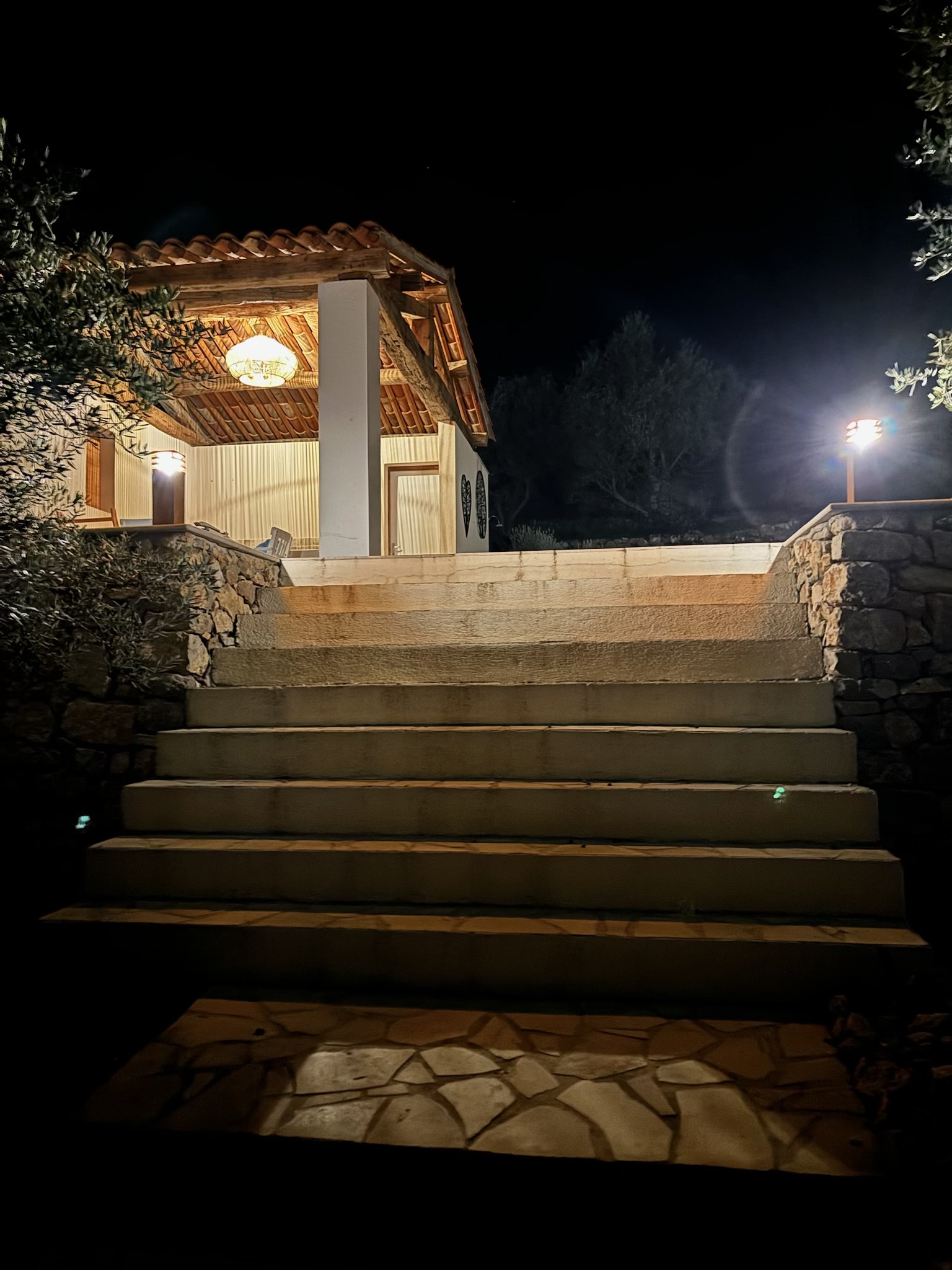 Éclairage d'un escalier extérieur et d'une terrasse